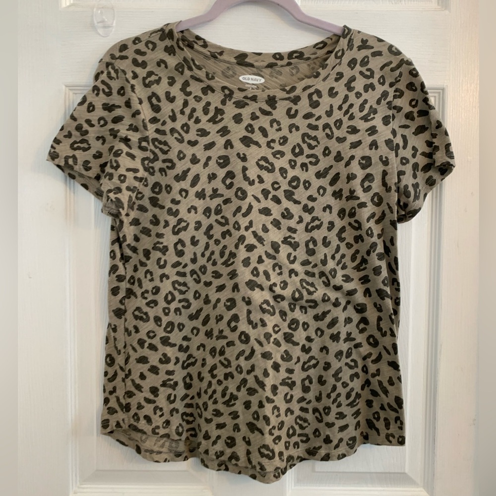 Old Navy Women’s Tan Leopard Print Short Sleeve Tee. Size small $10